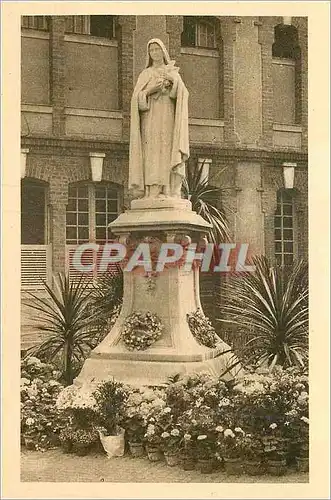 Ansichtskarte AK La Statue de Sainte Therese de l'Enfant Jesus dans la Cour d'entree du Carmel de Lisieux