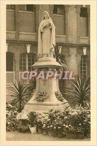 Cartes postales La Statue de Sainte Therese de l'Enfant Jesus dans la Cour d'entree du Carmel de Lisieux