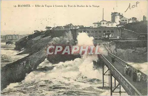 Ansichtskarte AK Biarritz Effet de Vague a l'Entree du Pont du Rocher de la Vierge