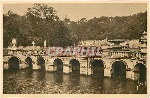 Ansichtskarte AK Nimes (Gard) Jardin de la Fontaine Les Bains Romains