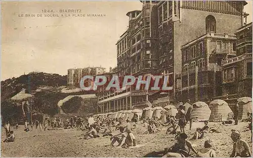 Ansichtskarte AK Biarritz Le Bain de Soleil a la Plage Miramar