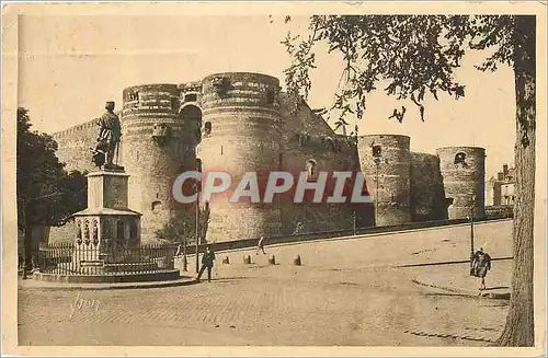 Cartes postales Angers (Maine et Loire) La Douce France Le Chateau et la Statue du Roi Rene