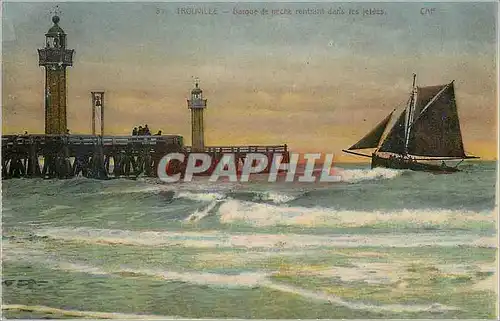 Cartes postales Trouville Barque de Peche Rentrant dans les Jetees Bateau Phare
