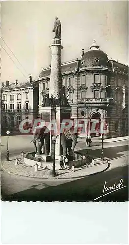 Cartes postales moderne Chambery (Savoie) La Fontaine des Elephants et la Statue du Generale de Boigne