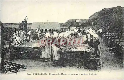 REPRO Port Louis Femme des Usines Mettant leurs Sardines a Secher