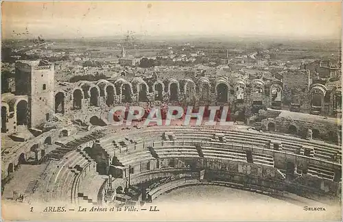 Ansichtskarte AK Arles Les Arenes et la Ville