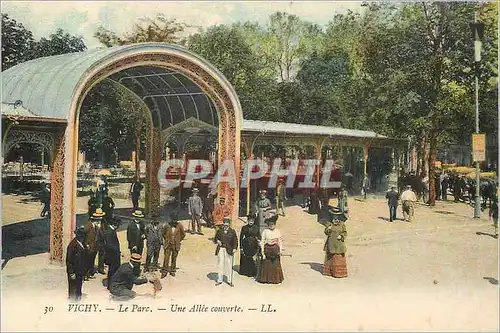 Cartes postales Vichy Le Parc Une Allee Couverte