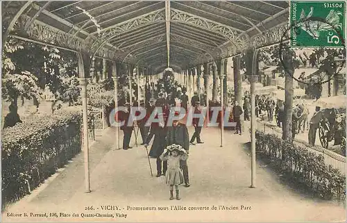 Cartes postales Vichy Promenurs sous l'Allee Couverte de l'Ancien parc