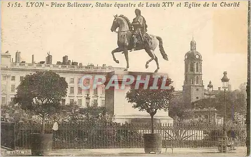 Cartes postales Lyon Place Bellecour Statue Equestre de Louis XIV et Eglise de la Charite