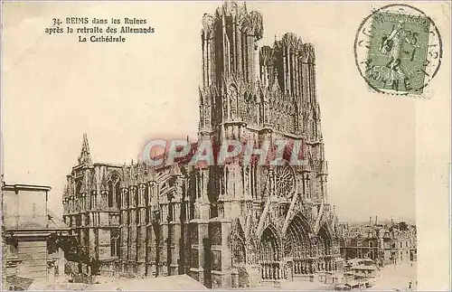 Cartes postales Reims dans les Ruines apres la Retraite des Allemands La Cathedrale Militaria