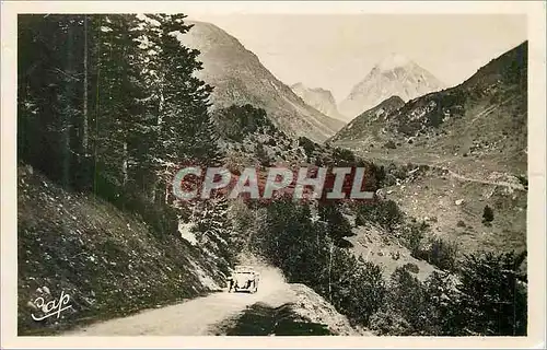 Cartes postales moderne Bagneres de Bigorre La Route du Tourmalet et le Pic du Midi Automobile