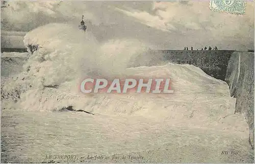 Cartes postales Le Treport La Jetee un Jour de Tempete Phare