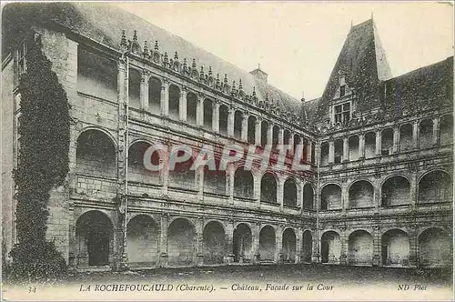 Ansichtskarte AK La Rochefoucauld (Charente) Chateau Facade sur la Cour