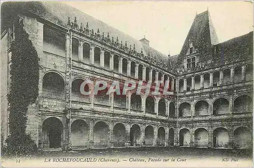 Cartes postales La Rochefoucauld (Charente) Chateau Facade sur la Cour