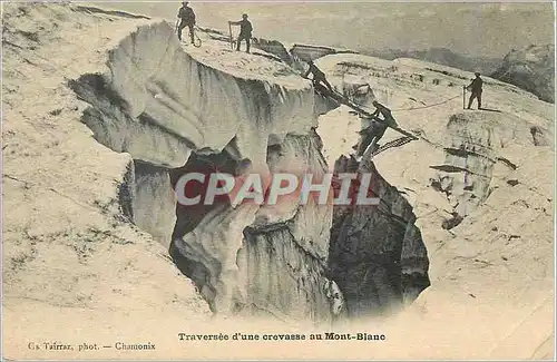 Ansichtskarte AK Traversee d'une Crevasse au Mont Blanc Alpinisme