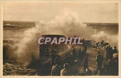 Cartes postales Biarritz Tempete au Rocher de la Vierge