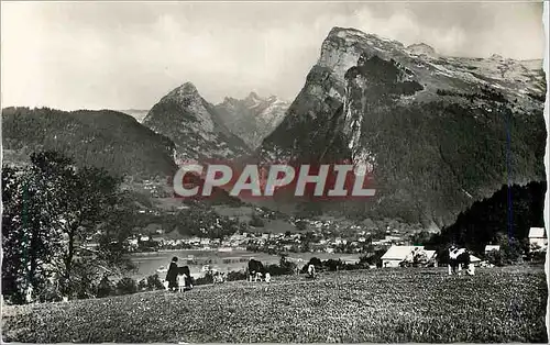 Cartes postales moderne Samoens (Haute Savoie) Vue Generale et le Criou Vaches