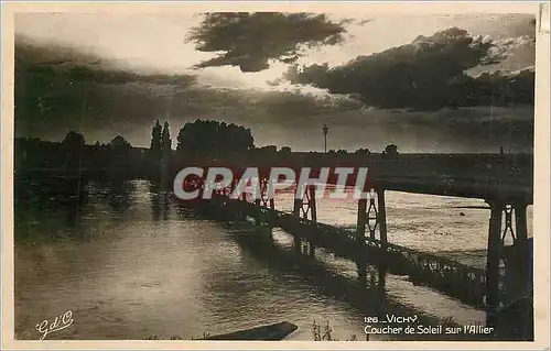 Moderne Karte Vichy Coucher de Soleil sur l'Allier