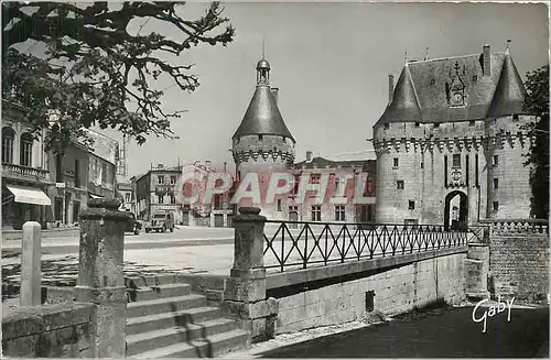 Cartes postales moderne Jonzac (Ch Mme) Le Chateau et la Place du Chateau