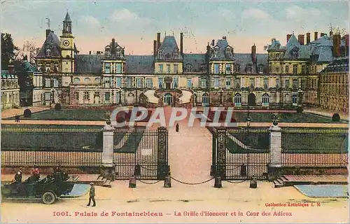 Cartes postales Palais de Fontainebleau La Grille d'Honneur et la Cour des Adieux Automobile