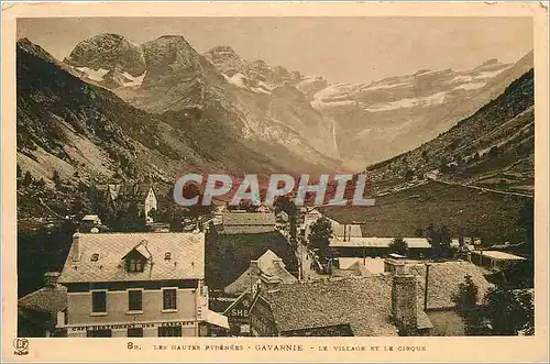 Cartes postales Gavarnie les Hautes Pyrenees le Village et le Cirque