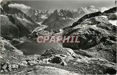 Cartes postales moderne Les Aiguilles de Chamonix et du Mont Blanc Le Lac Blanc dans son Decor En Face Mer de Glace et M