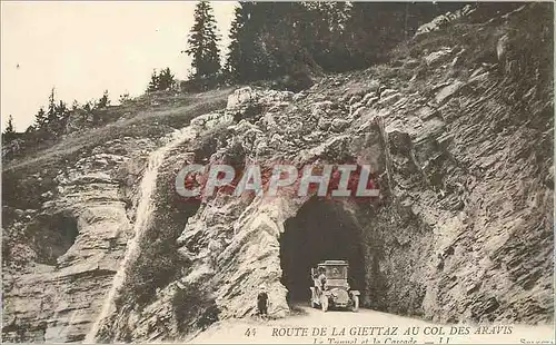 Cartes postales Route de la Ciettaz au Col des Aravis Le Tunnel et la Cascade Automobile