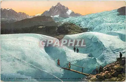 Cartes postales Chamonix Grotte du Glacier des Bassons et l'Aiguille du Midi