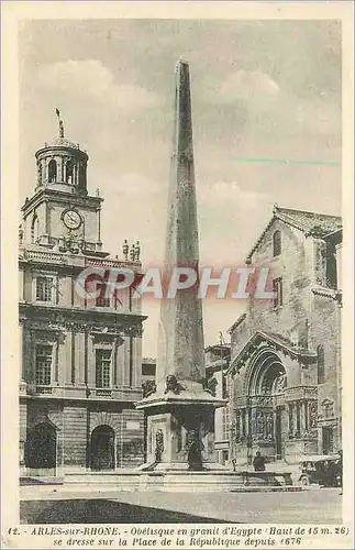 Cartes postales Arles sur Rhone Obelisque en Granit d'Egypte (Haut de 15 m) se dresse sur la Place de la Republi