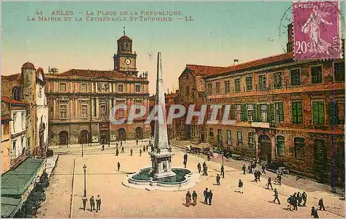 Cartes postales Arles La Place de la Cathedrale La Mairie et la Cathedrale St Tropime