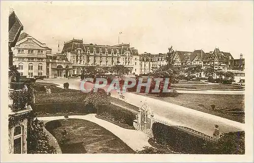 Ansichtskarte AK Cabourg Les Jardins du Casino et le Grand Hotel (Viraut et Mauclerc arch)