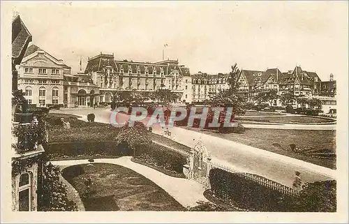 Cartes postales Cabourg Les Jardins du Casino et le Grand Hotel (Viraut et Mauclerc arch)