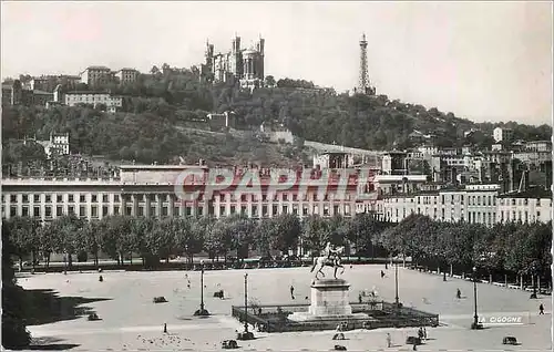 Cartes postales moderne Lyon (Rhone) Place Bellecour et la Colline de Fourviere