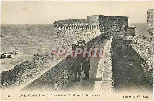 Ansichtskarte AK Saint Malo La Promenade sur les Remparts La Poudriere