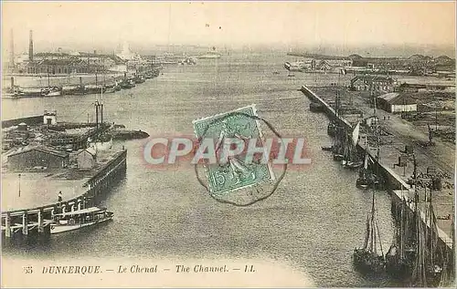 Cartes postales Dunkerque Le Chenal Bateaux