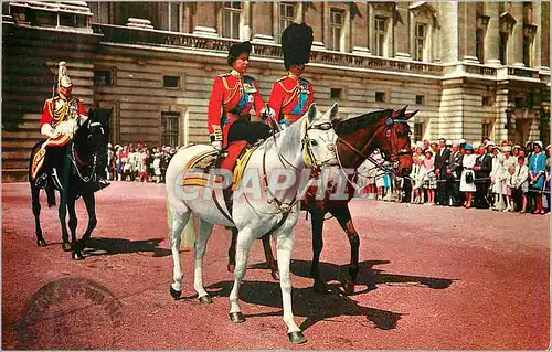 Cartes postales moderne HM the Queen and HRH Prince Philip Militaria