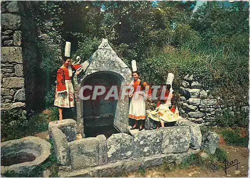 Cartes postales moderne La Bretagne Bigoudennes pres d'une Vieille Fontaine Folklore