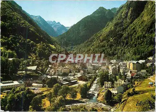 Cartes postales moderne Cauterets (alt 925 m) Les Pyrenees Vue Generale A Gauche Gare Teleferique du Lys Cabine en Circu