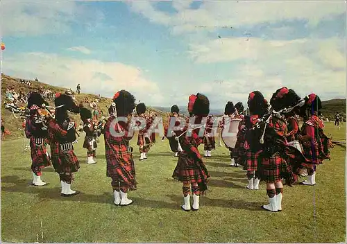 Cartes postales moderne Pipe Band Playing at Tobermory Highland Games Folklore