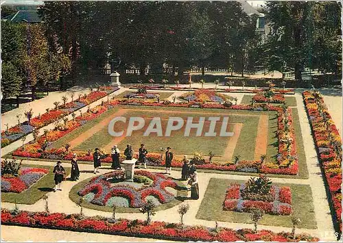 Cartes postales moderne Bourges (Cher) le Jardin de l'Hotel de Ville et un Groupe des Sonneurs Nerondais Folklore