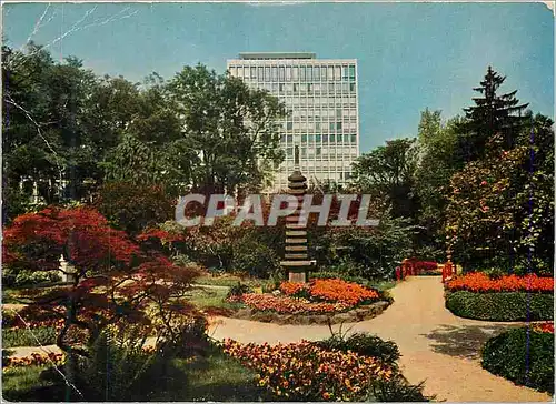 Moderne Karte Karlsruhe i Stadtgarten mit Blick zum Hochhaus der Karlsruher Lebens Vers