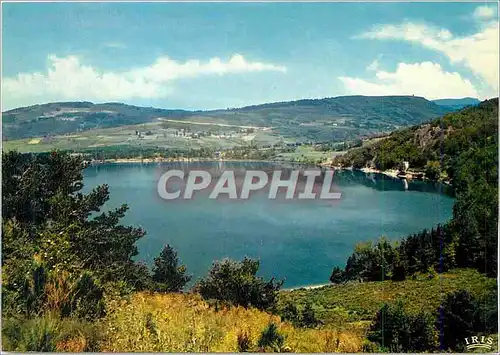 Cartes postales moderne Ardeche Pittoresque Lac d'Issarles (alt 1000 m) dans le Cratere d'un ancien Volcan Circonference