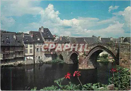 Cartes postales moderne Espalion (Aveyron) Sur les Bords du Lot Maisons a Galeries de Bois et le Vieux Pont en Gres Rose