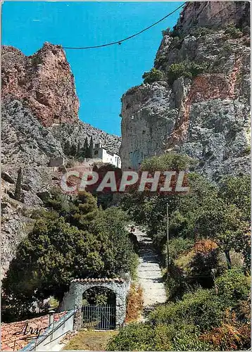 Cartes postales moderne Moustiers Ste Marie (B A) Les Gorges Pittoresques du Verdon La Montee du Calvaire et la Chapelle