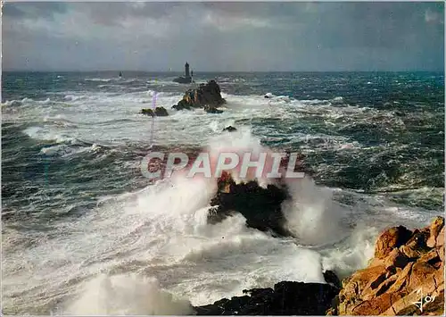 Cartes postales moderne La Bretagne en Couleurs La Pointe du Raz et le phare de la Vieille un jour de tempete