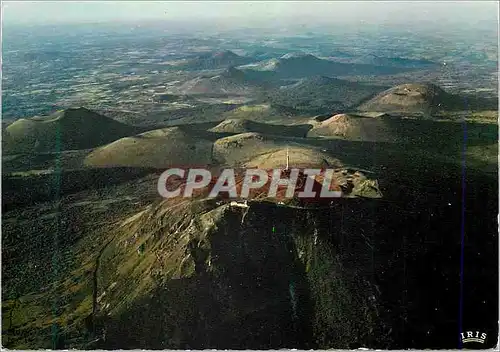 Cartes postales moderne Auvergne En avion sur la chaine des Domes (Anciens volacns) Le Puy de Dome Surmonte du relais de