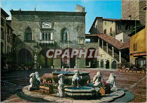 Cartes postales moderne Bergamo Place Vacchia Fontaine Contarini et Palais della Ragione