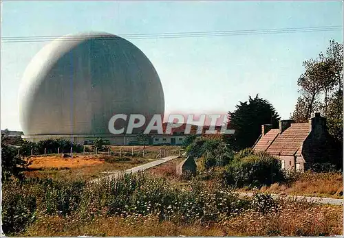 Cartes postales moderne Aspect de la Bretagne traditionnelle et moderne Vieilles maisons bretonnes pres du Radome de Ple