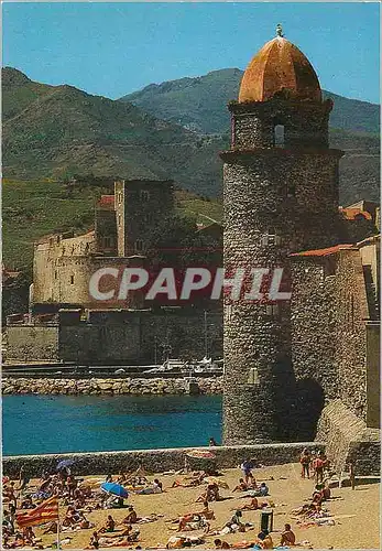 Cartes postales moderne Collioure (Pyr Or) l'Eglise Fortifiee et le Chateau en Arriere Plan les Derniers Contreforts des