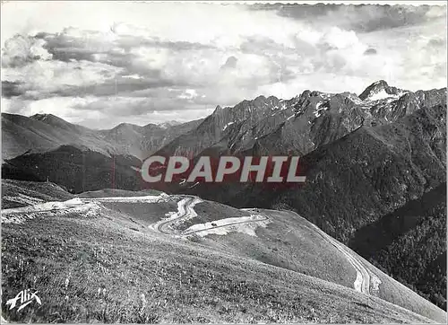 Cartes postales moderne Luchon Superbagneres (Altitude 1800m) les Pyrenees Route de Superbagneres au Fond le Massif du P